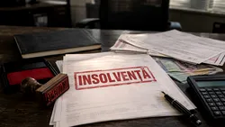 Economia lui Bolojan: peste 1.000 de firme au intrat în insolvență într-o singură lună