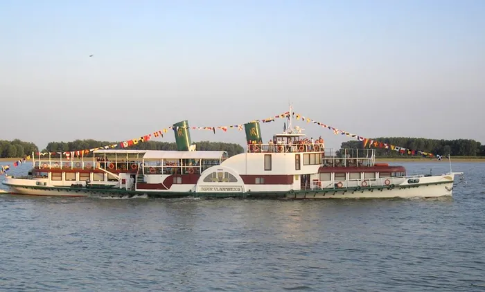 „Tudor Vladimirescu”, singura navă cu zbaturi care poate face croaziere cu grupuri mari de turiști