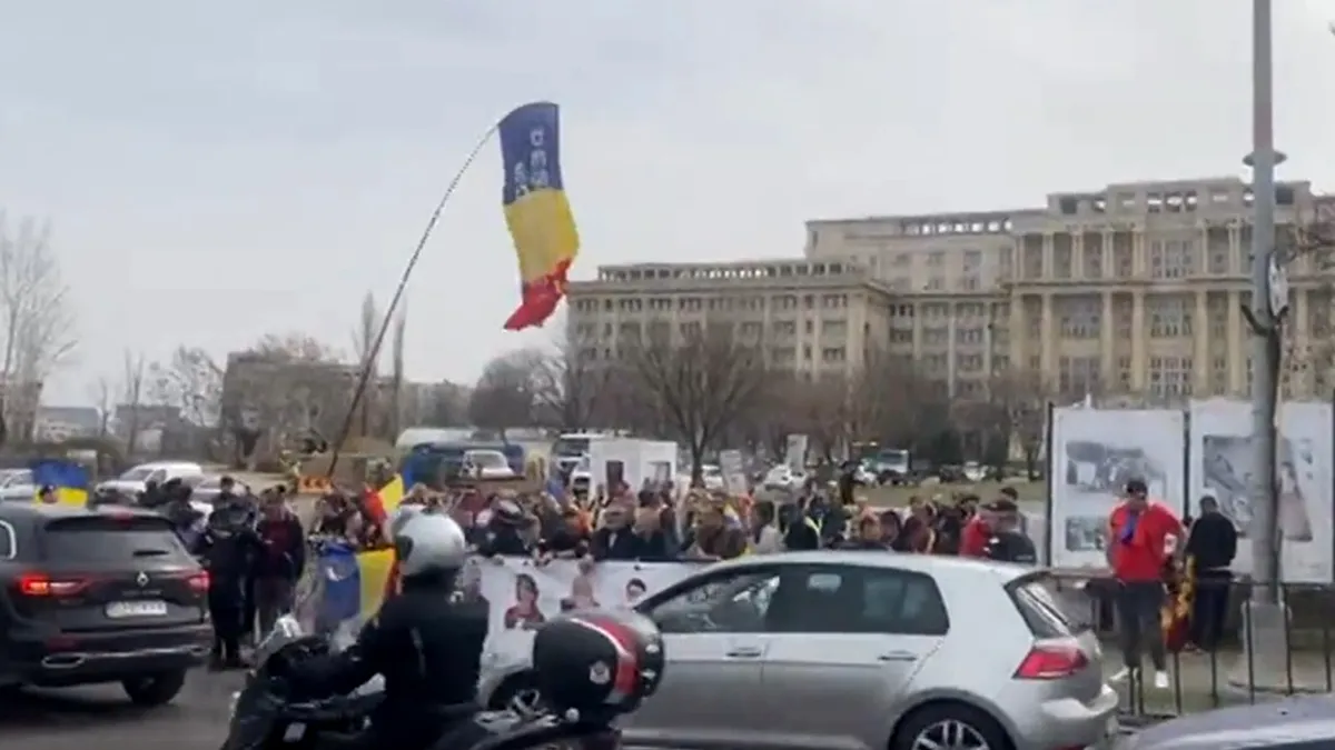 Susţinătorii lui Călin Georgescu s-au strâns în faţa sediului CCR. Curtea decide dacă acesta mai poate candida