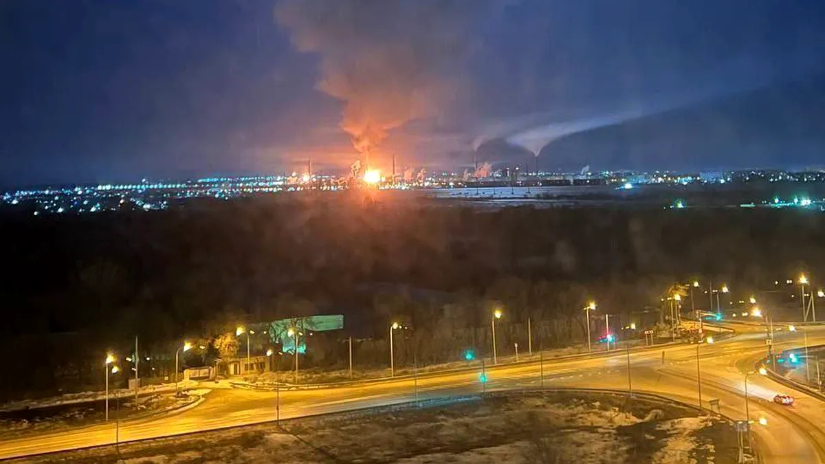 O altă rafinărie din Rusia arde puternic (foto+video)