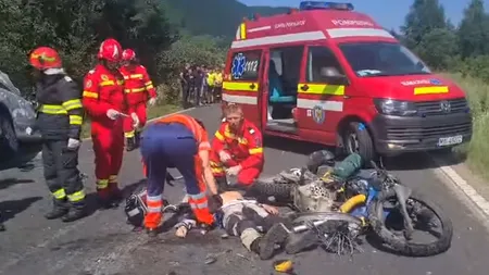 Doi motocicliști morți după ce o șoferiță a depășit o coloană de mașini VIDEO