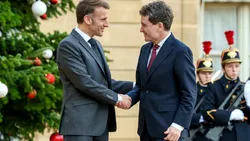 Emmanuel Macron salută România în limba română, cu Nicușor Dan alături