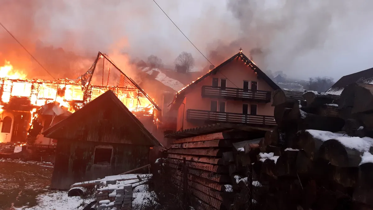 Un mort și trei răniți într-un incendiu produs în județul Brașov