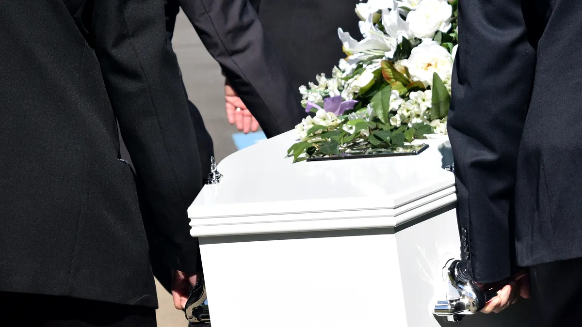 Firmele de pompe funebre au ajuns la încasări record în acest an. Este una dintre cele mai căutate afaceri