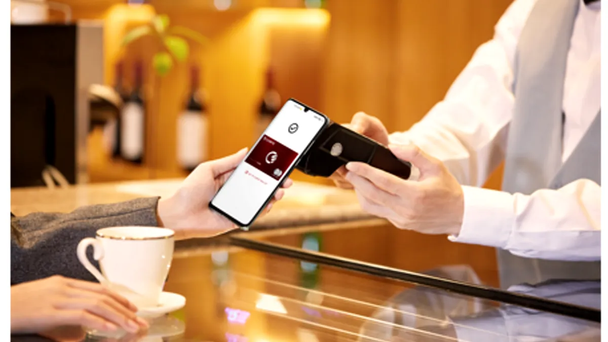 Posesorii de smartphone Huawei pot plăti contactless prin NFC indiferent de banca ale cărei servicii le folosesc