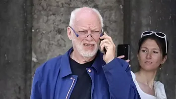 Bătrînețe haine grele, la 140 milioane de lire sterline ! David Gilmour, încearcă să-și vândă casa, care aparține de fapt Coroanei.