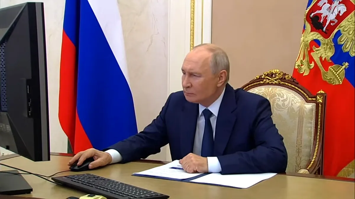 Imaginile cu Putin la votul online au devenit virale. Rusia se laudă cu avans tehnologic, însă președintele are mouse cu fir