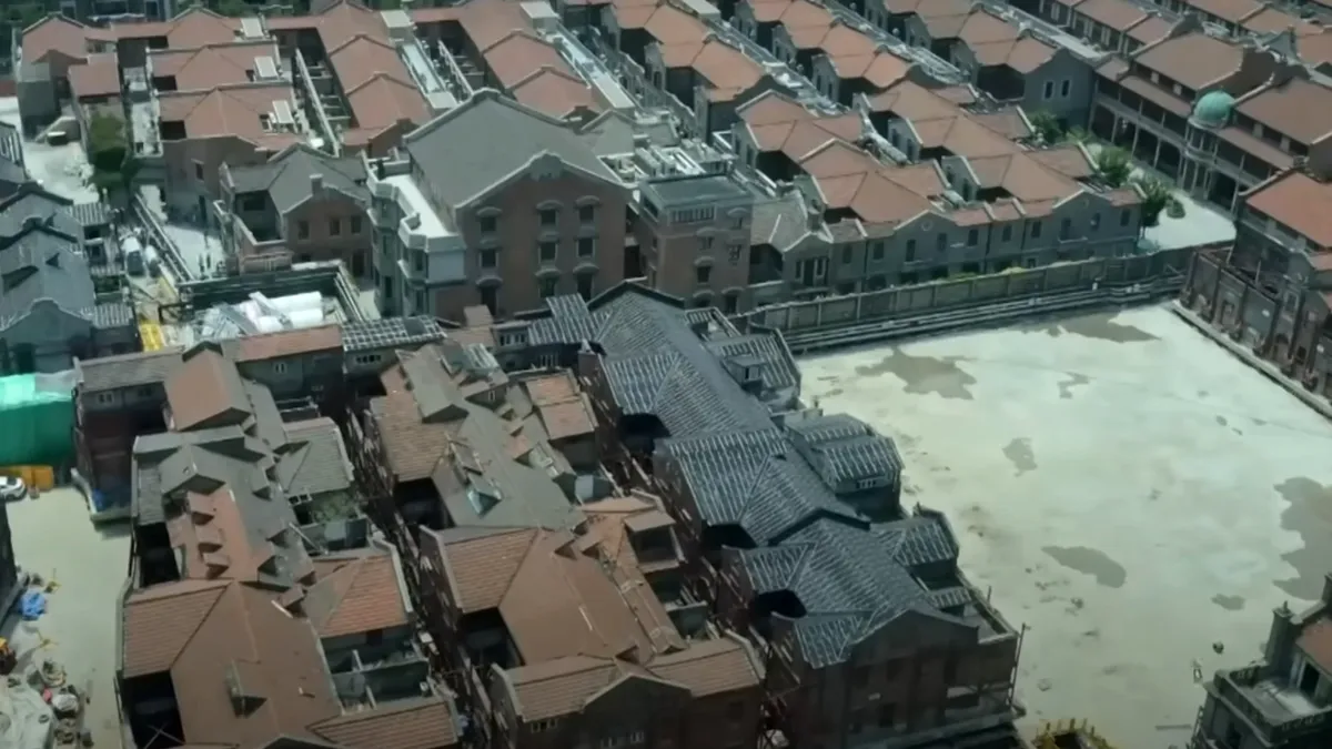 Sute de roboți mută un întreg cartier, în China (VIDEO)