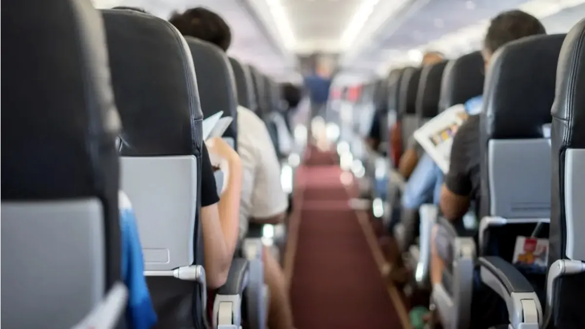 O stewardesă explică de ce e periculos să aplauzi când aterizează avionul. Care sunt motivele să nu mai faci asta