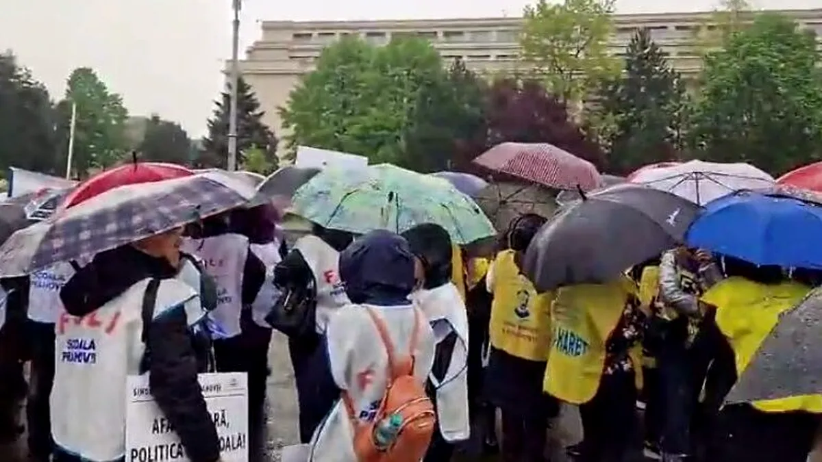Protest, pe ploaie, în Piața Victoriei. Sindicaliștii au ieșit în fața Guvernului 