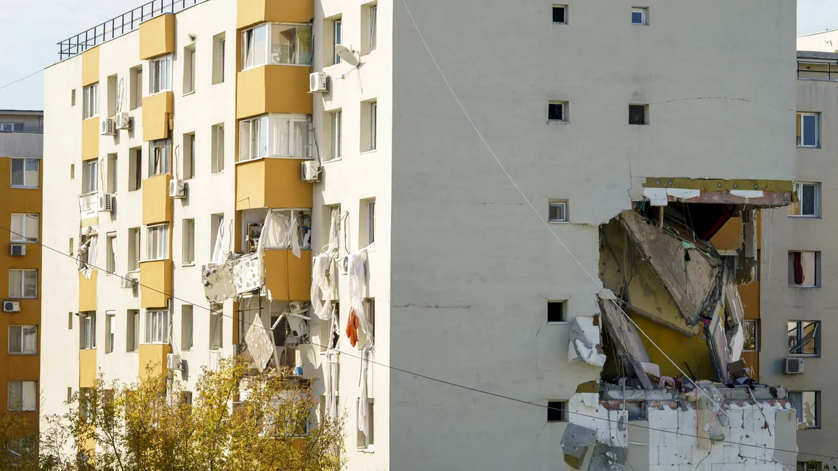 Cele mai noi decizii ale autorităților: Blocul din Rahova va fi demolat parțial, locatarii primesc sprijin și pot recupera bunuri