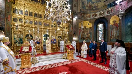 În prag de alegeri, politicienii se înghesuie la sfințirea capelei de la Parlament. Patriarhul Daniel devine agent electoral pentru Ciucă și Ciolacu