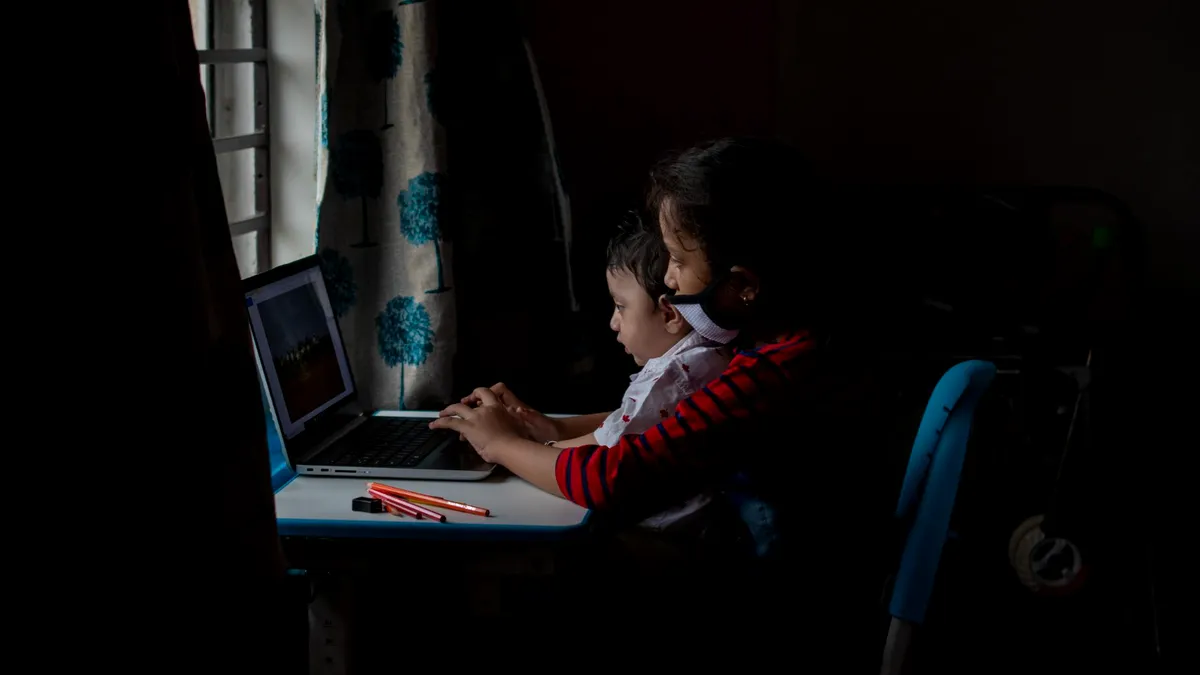 Bani de la stat: 200 de euro pentru elevii și studenții care vor să-și cumpere laptop