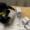 Țigări de contrabandă, în valoare de 63.000 euro, descoperite la vamă în Siret. Polițist lovit de zeci de pachete (VIDEO)