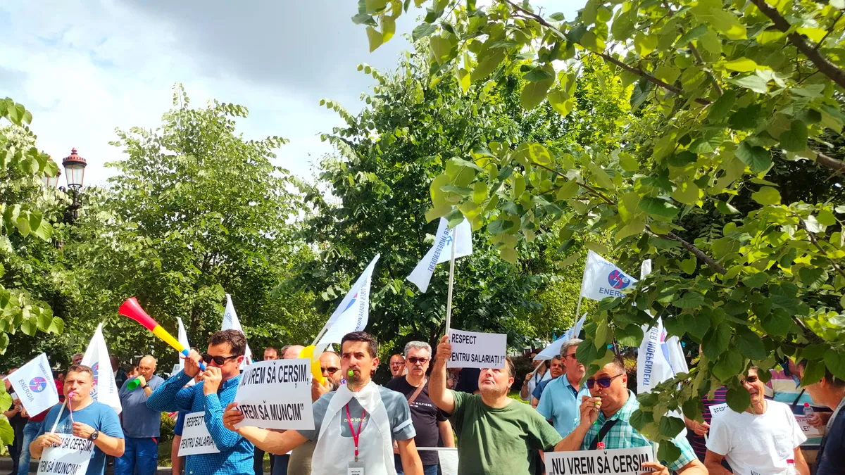 Angajaţii ENEL au ieşit în stradă din cauza salariilor