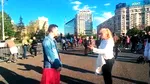 Scandal la mitingul pro-Bolojan din Piața Victoriei. Un bărbat în fustă, gonit de manifestanți