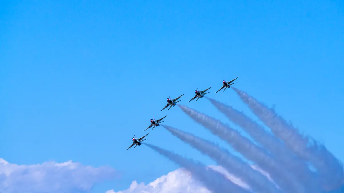 Ziua aviației sărbătorită cu avioane militare și elicoptere