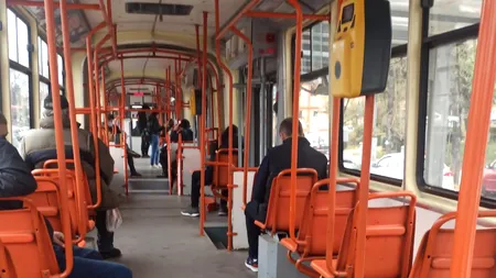 Un bărbat infectat cu SARS-CoV-2 care trebuia să stea în izolare, prins fără mască în tramvai VIDEO