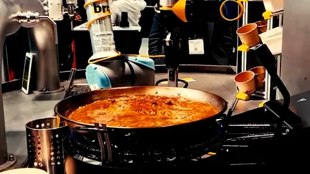 Cum se comportă robotul care prepară paella