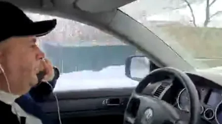 Prefectul de Vrancea, la volan fără centură și vorbind la telefon, critică deszăpezirea drumurilor județene