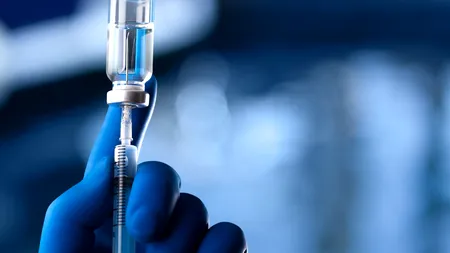 Agenția sanitară britanică: Doza booster oferă o protecție de până la 75% împotriva formei ușoare de COVID-19 a variantei Omicron