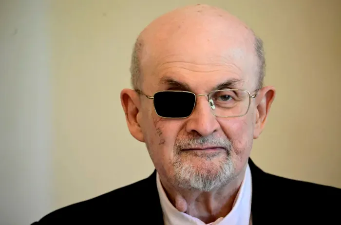 După atentatul la adresa lui, Salman Rushdie și-a pierdut un ochi și a rămas cu o mână paralizată / Foto: npr.org