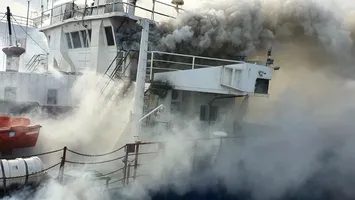 Alertă în Portul Midia: navă cu minereu cuprinsă de flăcări. Cinci autospeciale la fața locului