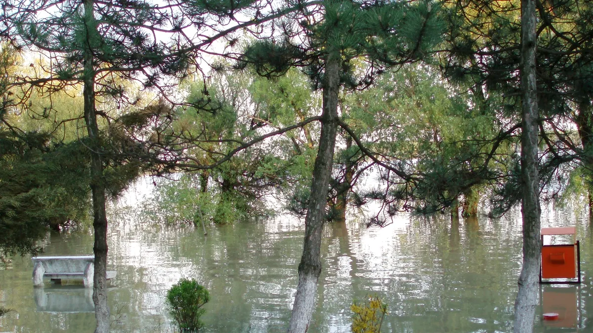 Cod galben de viituri în 11 bazine hidrografice și pe râurile din Dobrogea, în weekend