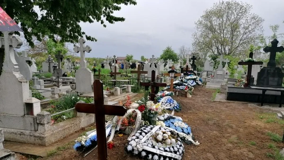 Prea mulți morți. Gropile din cimitir se sapă cu excavatorul în Botoșani. Groparii nu mai fac față