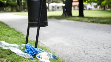 Trei municipii și zeci de comune din Bacău, în stare de alertă pentru 30 de zile din cauza gunoaielor