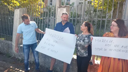 Protest spontan al medicilor şi asistenţilor veterinari din Buzău, în faţa DSVSA 