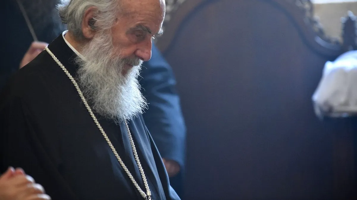 Patriarhul Serbiei, decedat de COVID-19, omagiat de mii de credincioși, inclusiv fără mască
