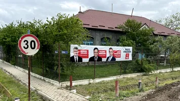 Un primar din Buzău și-a pus bannerul electoral pe gardul școlii