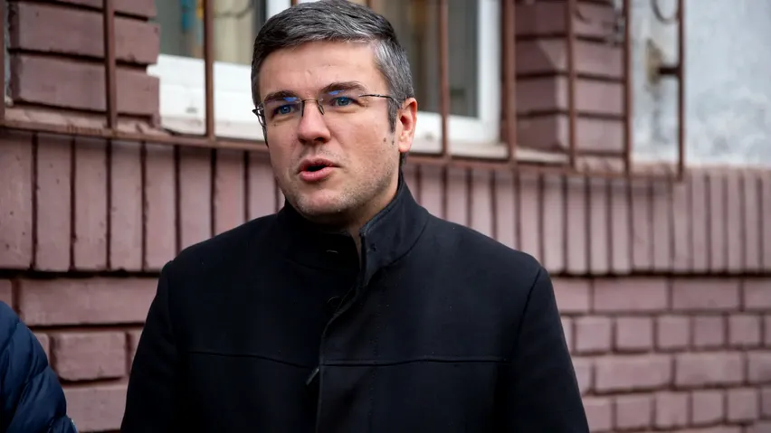 Ministrul USR al Economiei, Ambrozie-Irineu Darău, promovează offline turismul, printr-o digitalizare prin… cartoane