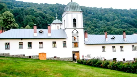 Se asfaltează drumul spre „Athos-ul românesc”. Lucrările vor fi gata până la Paşte (VIDEO)