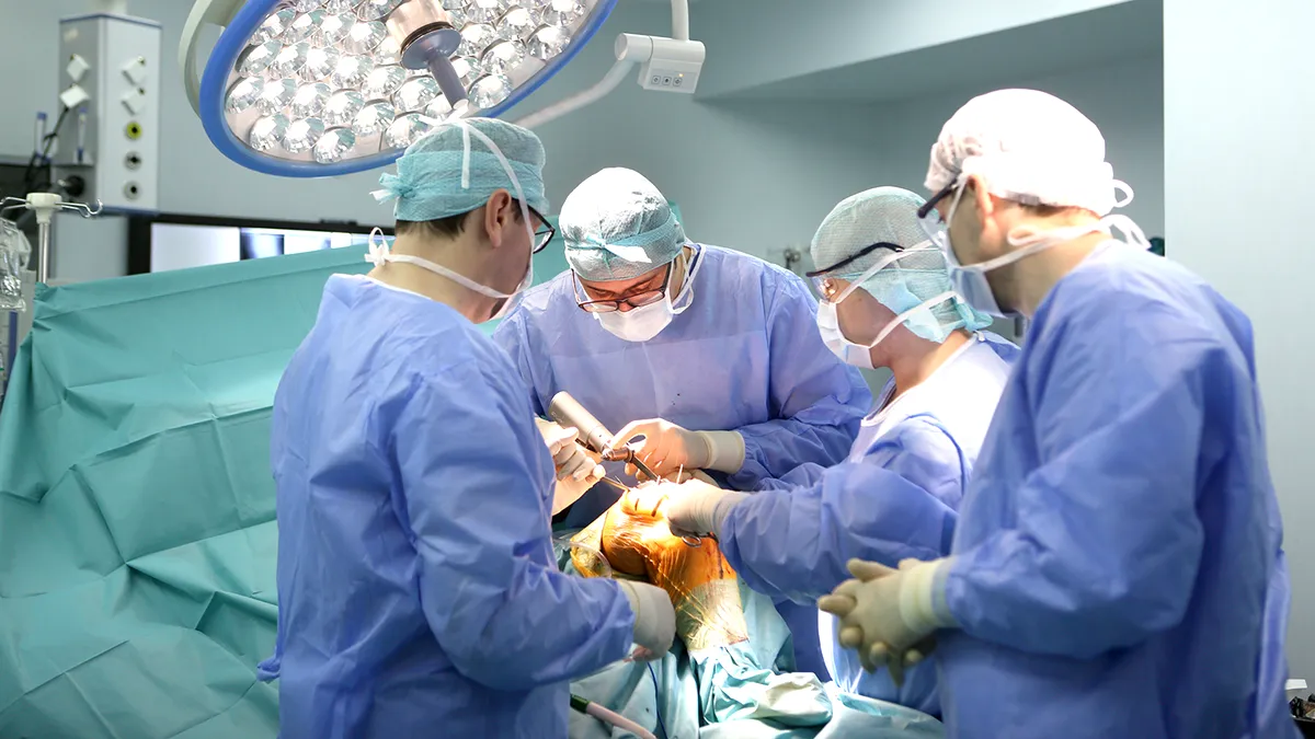 După operație la genunchi, se credea în SUA și nu-și recunoștea părinții