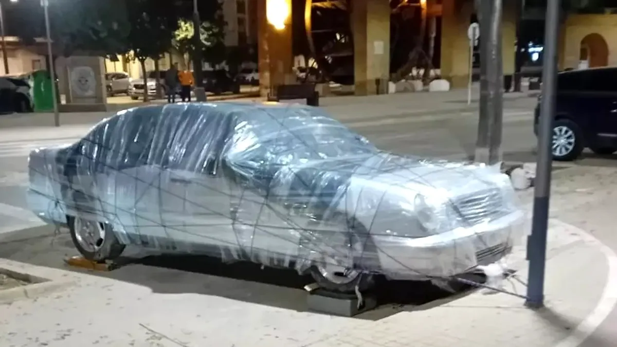 De ce își învelesc spaniolii mașinile în folie și le leagă de stâlpi?