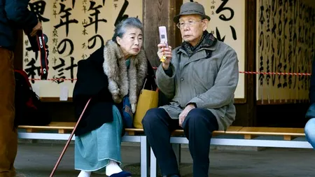 Campanie de învăţare a japonezilor în vârstă despre cum să utilizeze telefoanele de tip smart