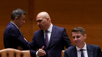 Reformă cu impact major: coaliția pregătește concedierea a până la 12.000 de angajați din administrația locală