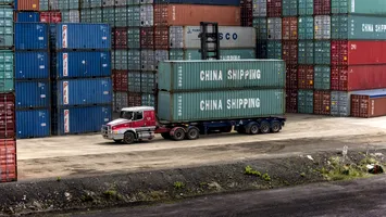 Industria românească, lovită de importurile din China: Famos, marele producător de mobilă, oprește producția