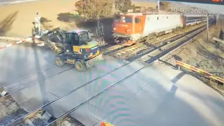 Un tren InterCity a pulverizat un buldoexcavator la Scroviștea! VIDEO