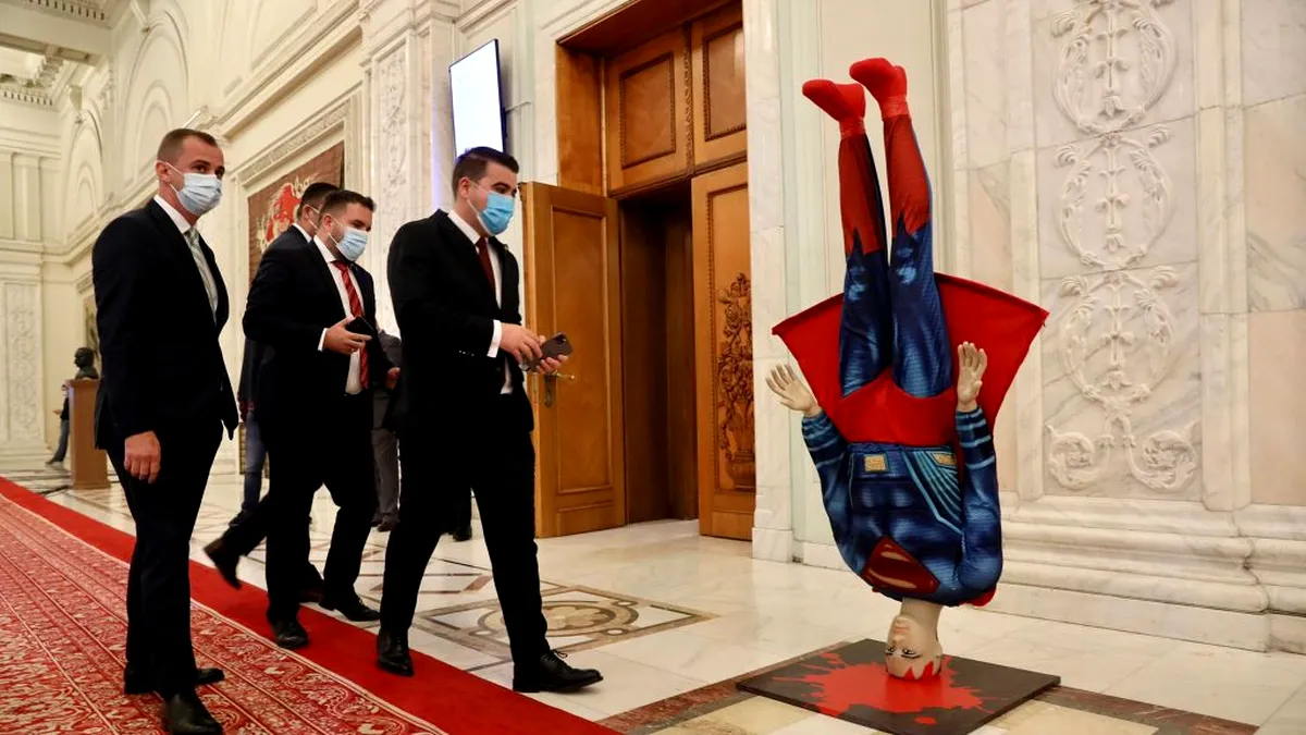 VIDEO Superman a căzut în cap, pe holul Parlamentului. În ziua moțiunii, PSD a făcut show. Cine plătește statuia