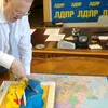 Simion nu a fost primul. Un politician rus a tăiat, în 2019, un tort în forma Ucrainei, de ziua lui (VIDEO)
