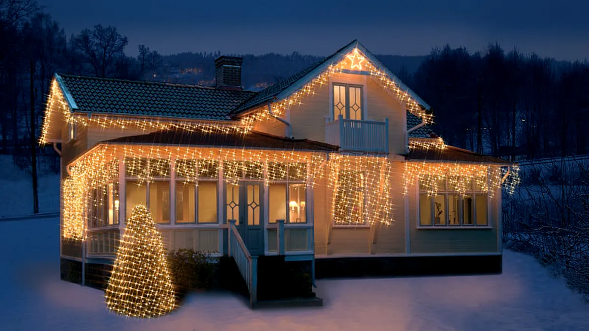 Brazi de 10 metri, sate pe întuneric: ardem pe beculețe cât pentru o grădiniță sau un dispensar