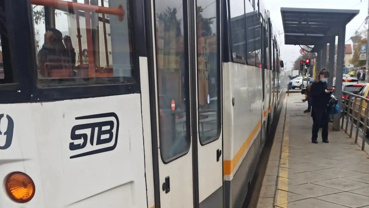 Un perete s-a prăbușit pe linia de tramvai, în Sectorul 5 din Capitală