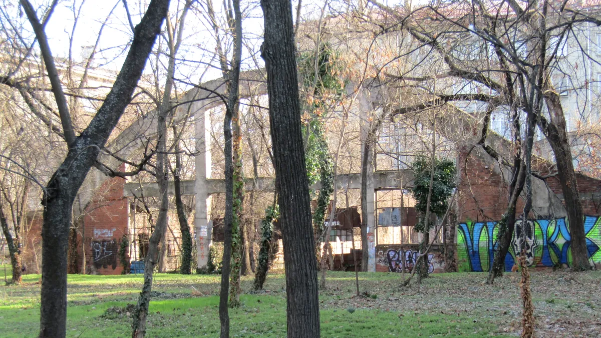 Un simbol al aviației românești zace în uitare. Hangarul lui Aurel Vlaicu se prăbușește