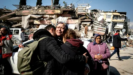 Nu mai e loc în cimitire pentru morții de la cutremurul din Turcia. Au apărut gropile comune