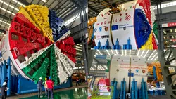 A ajuns în țară „uriașul“ de peste 3.000 de tone care va străpunge Carpații pentru cel mai lung tunel de autostradă (VIDEO)