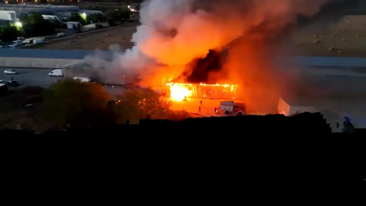 Incendiu la Dragonul Roșu din București. Flăcările se întind pe 2.000 de metri pătrați