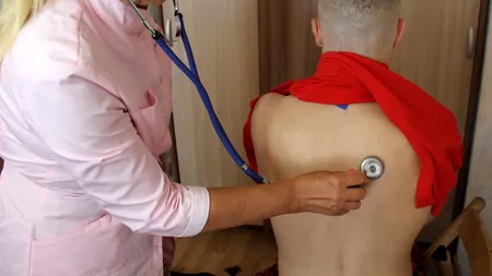Pacienţi trataţi acasă, ca în filmele americane. Medici, asistenţi şi medicamentaţie, direct la domiciliu